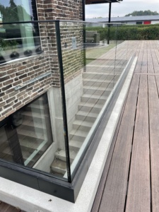 værnglas i sorte profiler